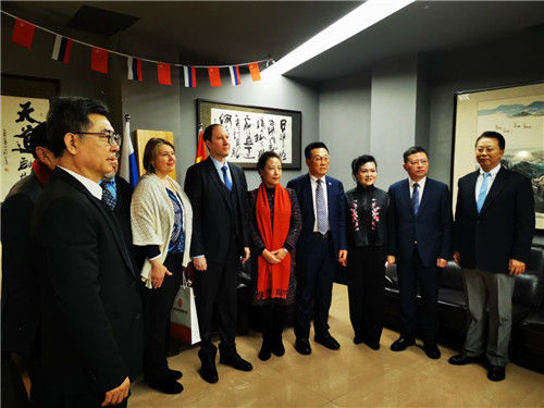 沈阳市归国华侨联合会|“亲情中华·华侨华人与冬奥” 沈阳市侨联中俄油画艺术展成功举行