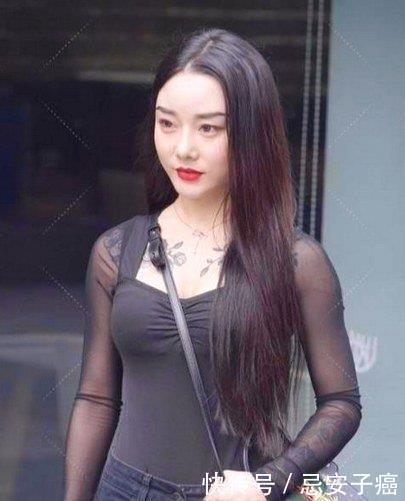 街拍美女：黑色网纱上衣搭配高腰牛仔裤，彰显与众不同的魅力