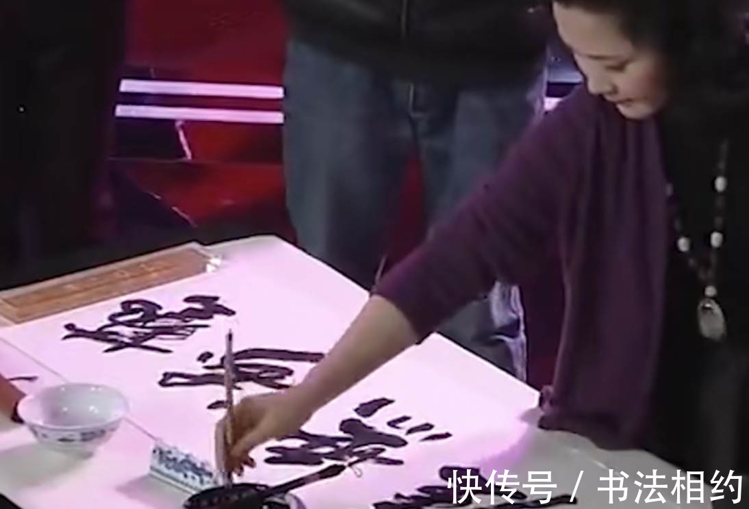 四个字&何赛飞大秀榜书“艺海无涯”,遒劲有力,行云流水,气韵生动