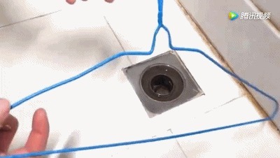 分钟|下水道堵了,她随手丢进两块药片,不到1分钟就疏通了