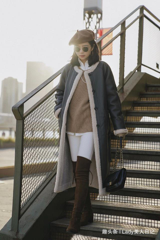 羊剪绒 42岁女人冬天穿衣不能太随意,大衣牛仔裤阔腿裤羊羔绒,好显气质