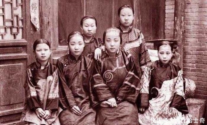 桌子|袁世凯家的妻妾大战:大姨太直接把二姨太绑在桌子上打!