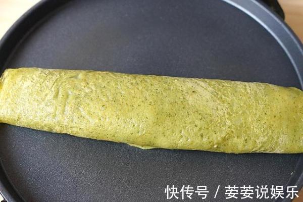 芹菜炒鸡蛋|用它这么做早餐饼够两个人吃,十分钟搞定,两块钱成本都花不到