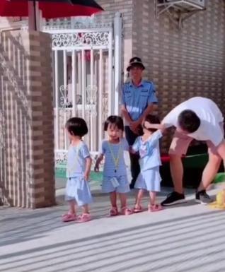 幼儿园|爸爸接孩子迟到了,女儿们一脸气愤,网友:门卫大爷都笑了