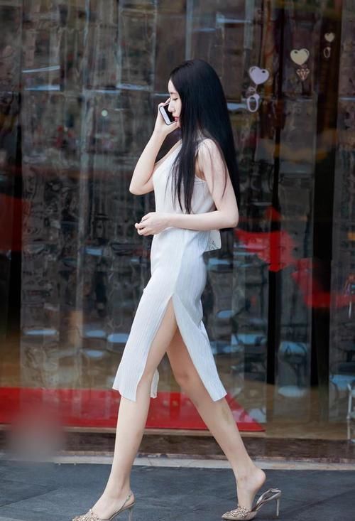 美丽的长裙总是格外的引人注目,走在街上就是一道亮丽的风景