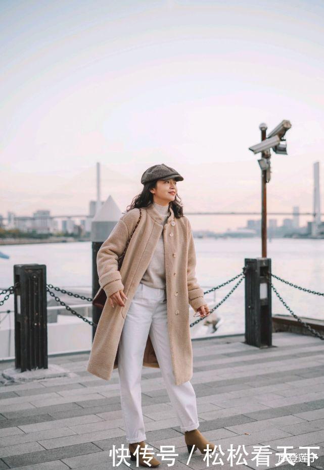 时尚|跟着时尚博主学穿搭,毛茸茸的卡其色外套配白裤,温柔简约又时尚