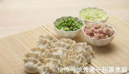 速冻水饺|煮水饺有2个“坑”,用正确的方法煮饺子,煮的饺子不粘也不破皮
