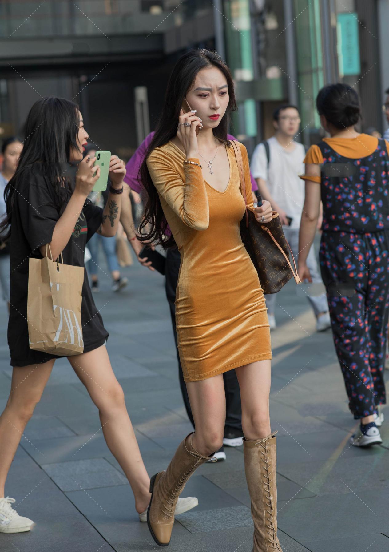 个性|时尚:一袭白色吊打裙,穿出了雅致的美,个性女生值得尝试穿搭