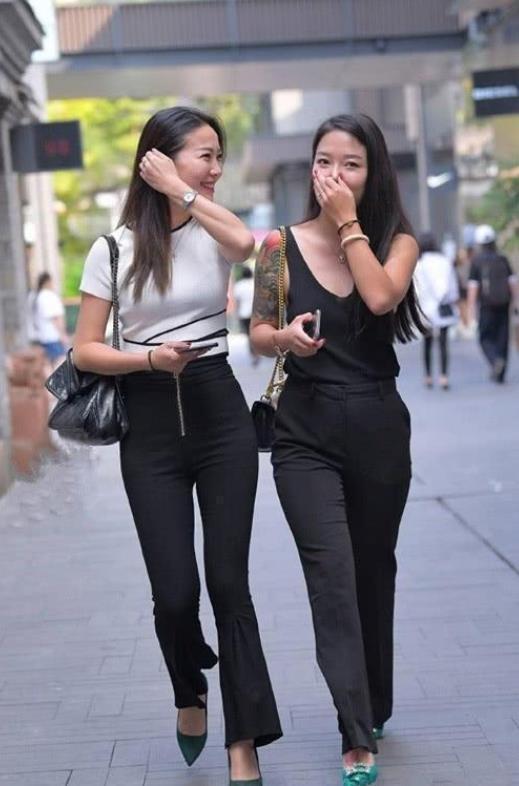 街拍|街拍小姐姐休闲的上衣搭配碎边的牛仔短裤,尽显时尚魅力