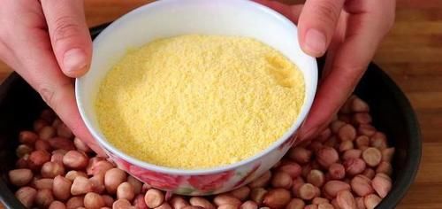  花生米别油炸了，教你1个健康吃法，加一碗玉米面，出锅就抢光