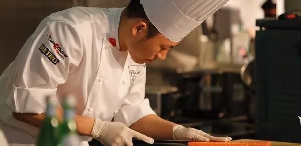 日本大厨秀刀工,把鱼切成了蝴蝶,只见中国小学徒拿过来一节莲藕