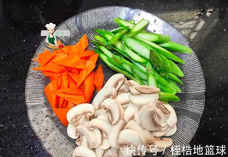焯水|秋天,此三样素菜一起炒,鲜美极了,不放肉炒也香,秋天吃特养人