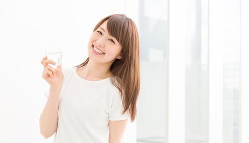 排便|便秘很难受?医生:2样东西混着喝,有效改善便秘,排便一顺到底