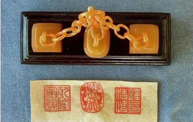 无偿|溥仪出逃时，将这件国宝缝在衣服里，珍藏26年无偿上交给国家