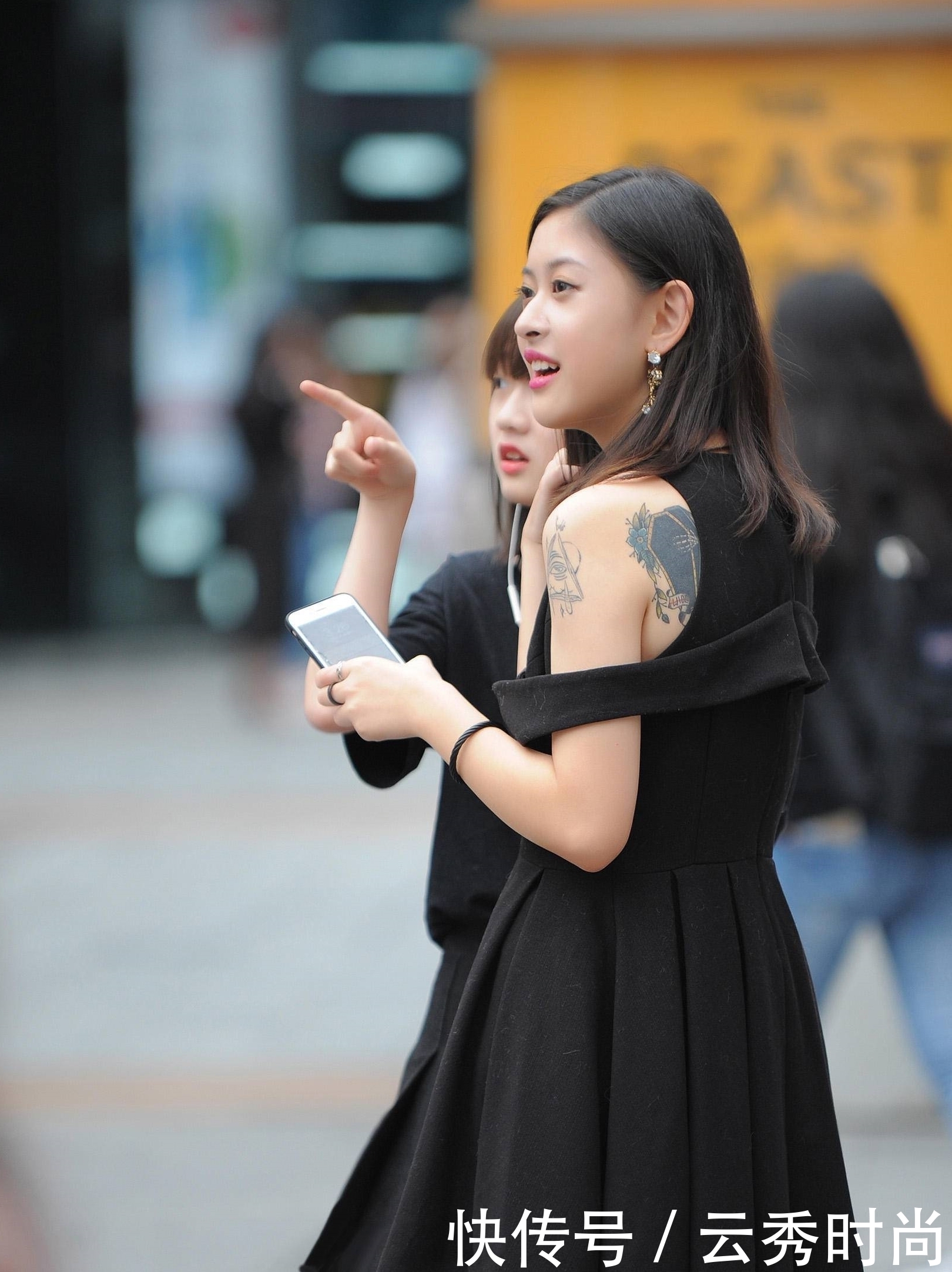  魅力十足|魅力十足的牛仔裤小姐姐突显腿部迷人轮廓，尽显美轮美奂的气质！