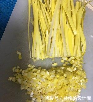 店家都没有营业，只能自己动手，今天试试韭黄猪肉锅贴，一样美味