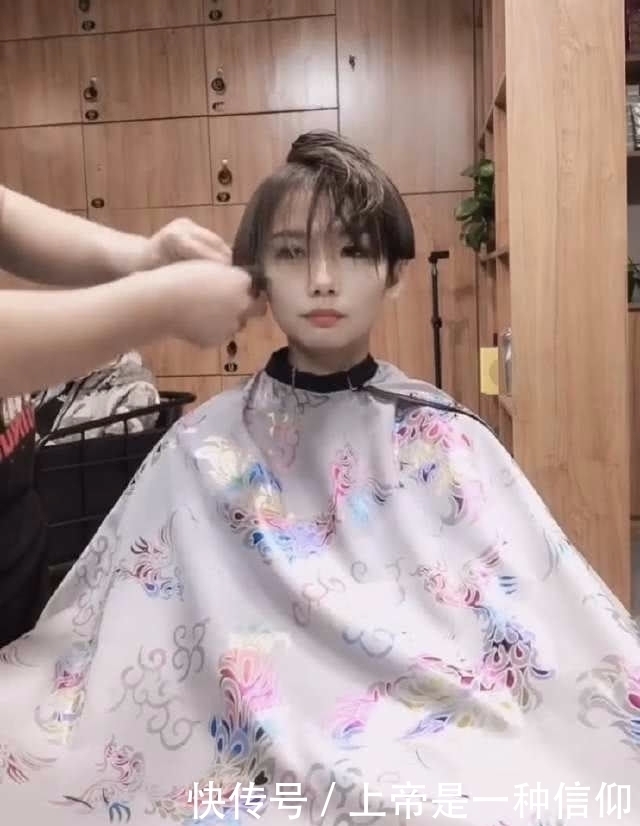 小姐姐|奇闻:中性短发美女去理发,剪完之后气质全变,狗啃刘海太扎眼