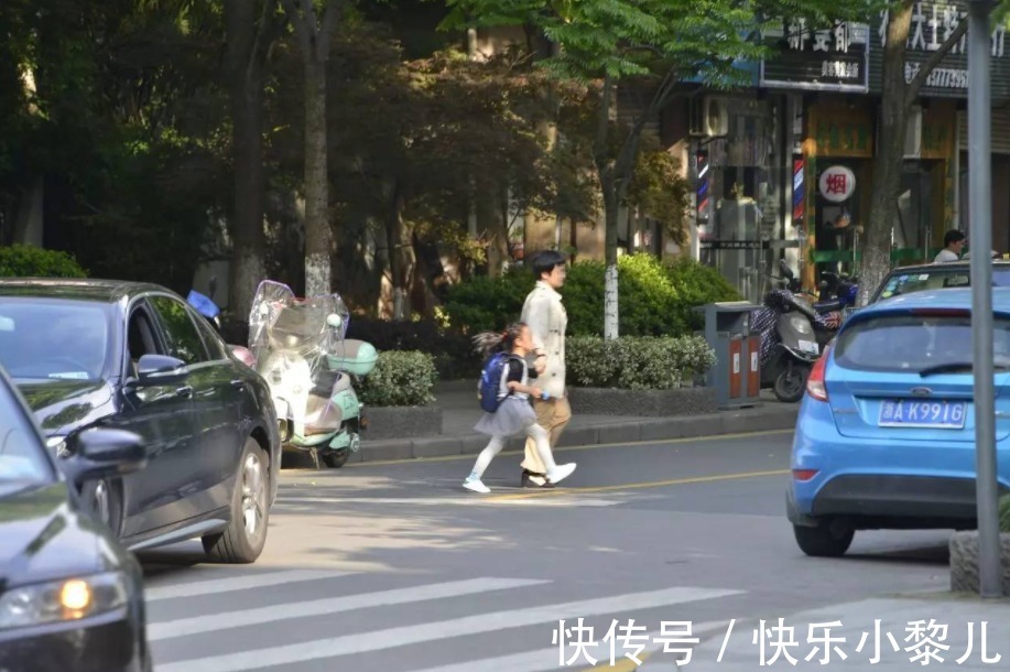 小林|幼儿园最晚接娃时间6点,宝妈踩点去却遭鄙视:原来背后有猫腻