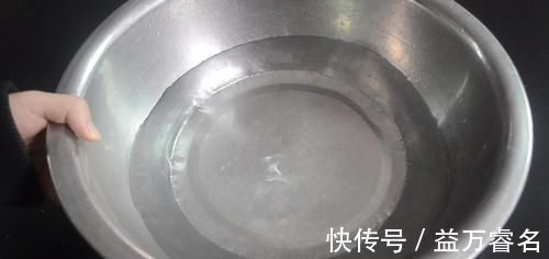 清水拖地等于白拖, 家庭阿姨教我一秘招, 地板光亮如新不留灰