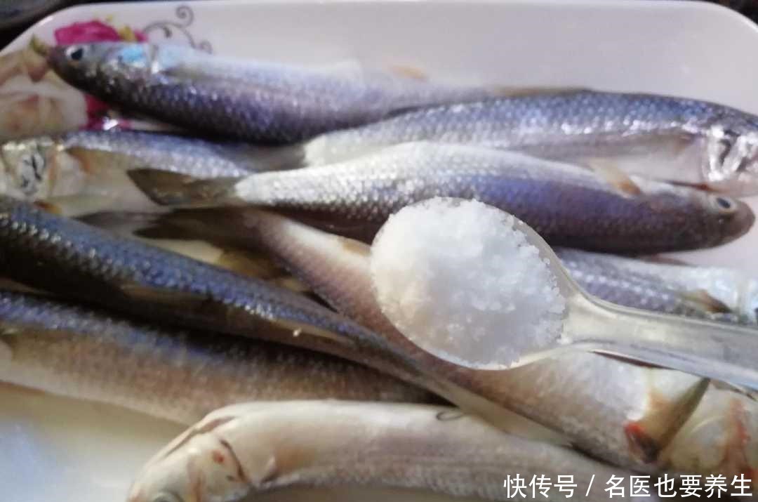 鲜嫩|香炸乌鲻鱼,只要两样调料,表皮酥脆,鱼肉鲜嫩