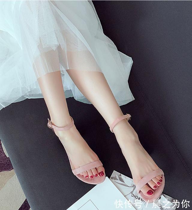 优雅 经典一字带设计,优雅的高跟凉鞋,展现女性高挑身材