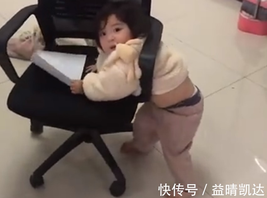 脑筋急转弯|萌娃“姿态妖娆”的卡在办公椅里移动火了,网友:这怕是个小憨憨