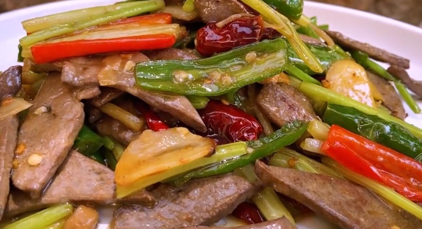 芹菜|炒猪肝好多人都做错了,教你一个小诀窍,香嫩入味全家都爱吃