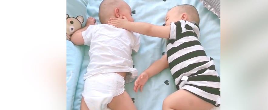 弟弟|双胞胎的日常,弟弟摸完哥哥的头就想走,但哥哥接下来反应太好玩