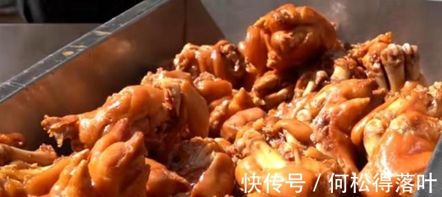 大叔擅长做小吃,女儿去给她当助手,5元一个出摊1小时就抢光!