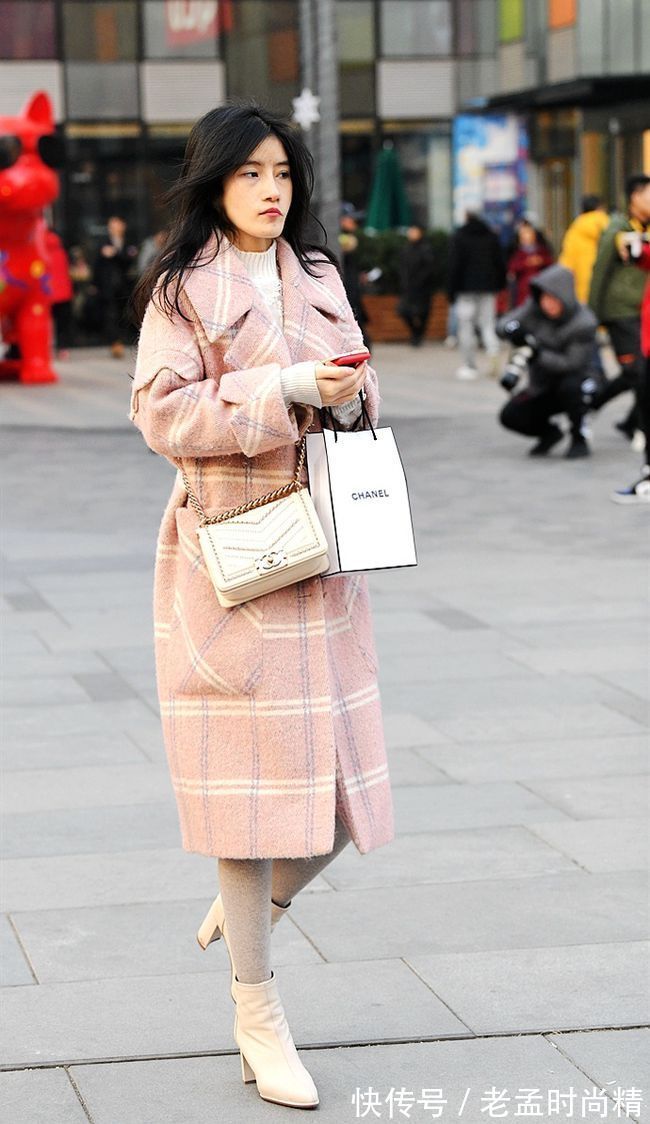 大衣 街拍:美女演绎短靴配大衣,款款漂亮