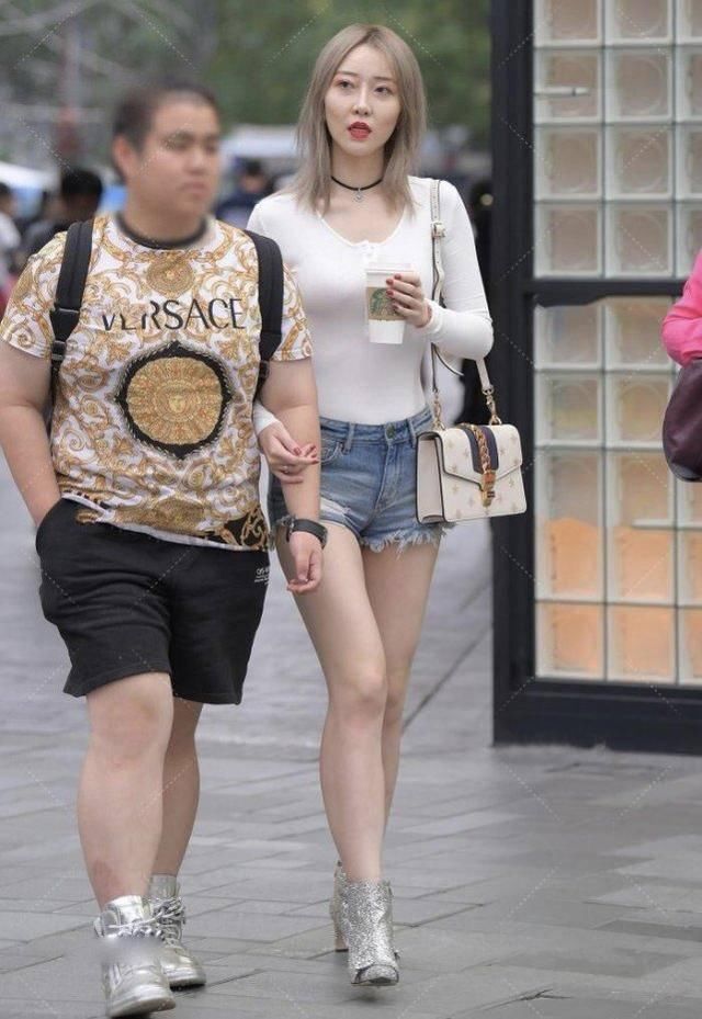 白色|白色紧身上衣搭配热裤彰显独特夏日风,大热天穿裹脚雨靴不嫌热