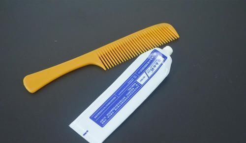 在梳子上涂抹牙膏，作用真厉害，我也是刚知道，快回家试一试