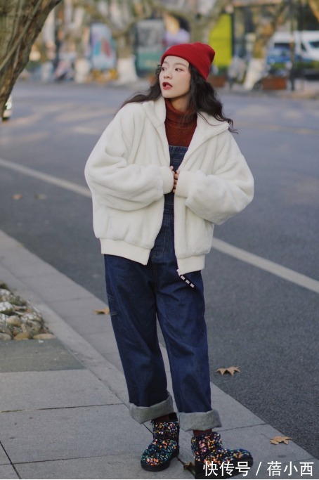 时髦 今年建议多穿羊羔毛外套,搭配卫衣、毛衣、半身裙,保暖又时髦