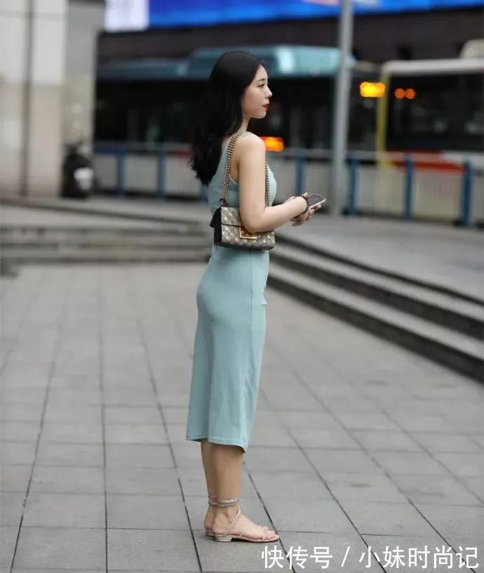 包臀 成熟有韵味的美女,包臀连衣裙搭绑带凉鞋时髦洋气显高级又甜又欲