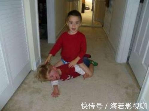 |搞笑外国人:男孩女孩食物盲盒挑战游戏,你觉得谁胜利了呢?