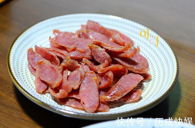 周末晚餐有六个菜,虽然两个是中午剩菜,大家都还抢着吃