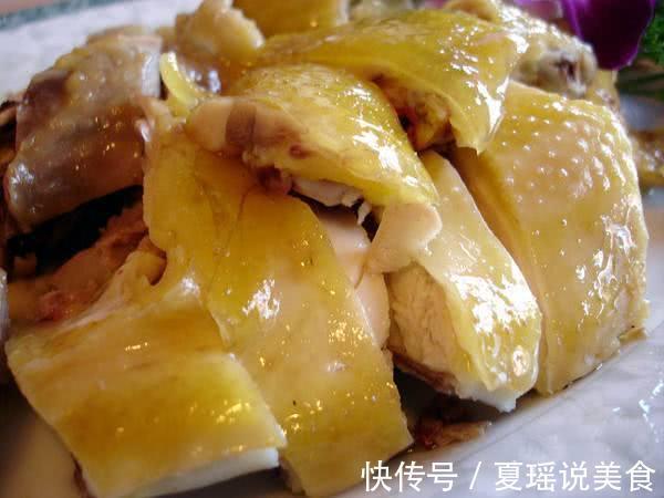 白切鸡别直接下锅煮!多加“这一步”,肉质更鲜嫩