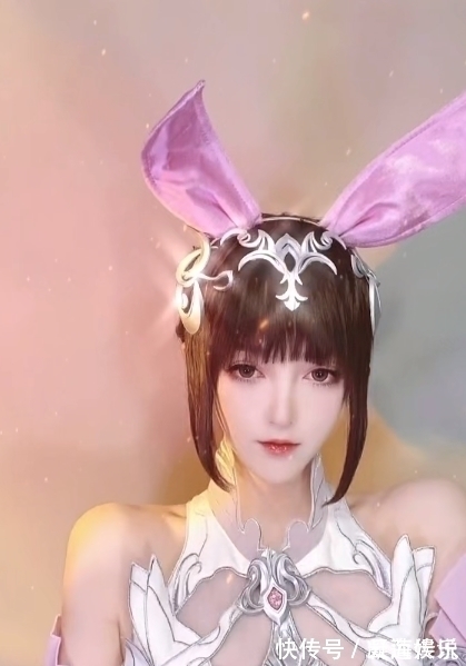 小舞|没穿丝袜的小舞COS来了,第二个姿势,难度系数高,没有几人做到