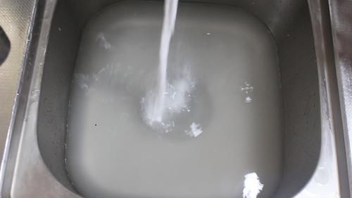 灭菌|菜板经常发黑发霉？洗时加点“它”，干净还灭菌，学会告诉家里人