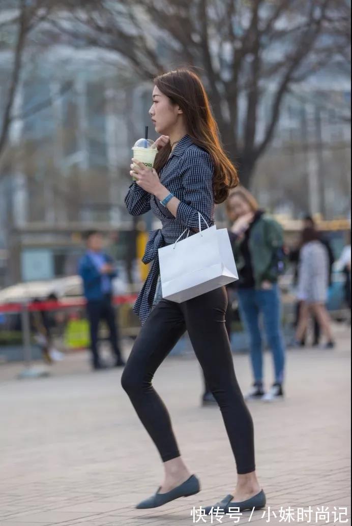 浑身上 街拍: 格子衬衫搭紧身黑皮裤的性感少女, 浑身上下显的很精致!