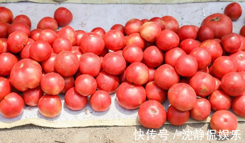 西红柿|37度高温，农村2岁娃跟着爷爷做生意，土豆当玩具，看得心疼