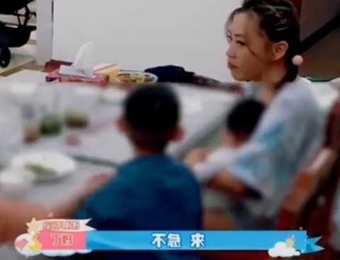 陈小春吃宴席被批没教养，自己扒菜不顾他人感受，对儿子却双标