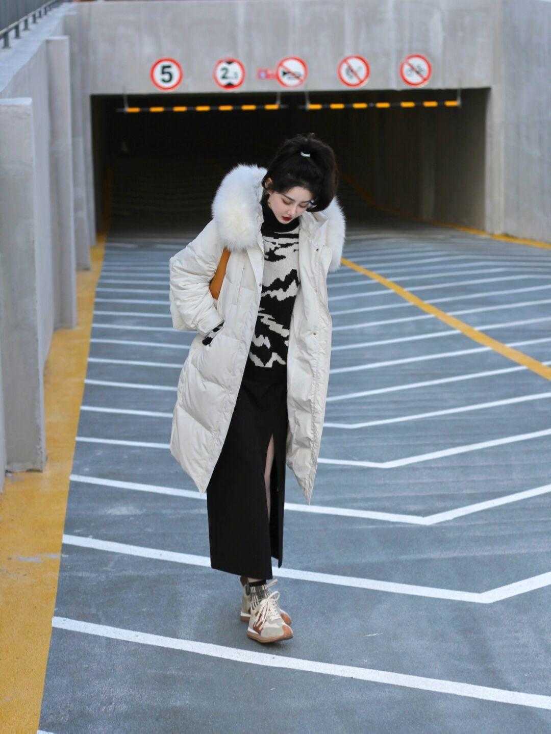 羽绒服|浅色系长款羽绒服,学会这招搭配起来又快又准