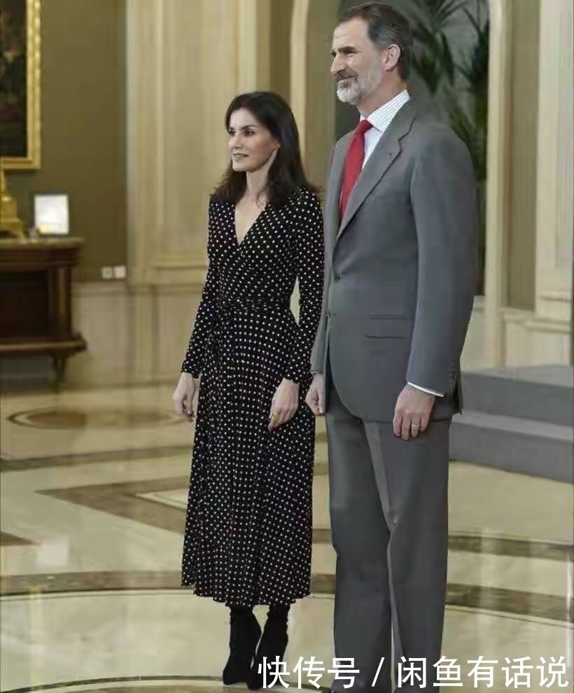 西班牙|西班牙王后消瘦了不少,穿灰色连衣裙气质却高贵,翘二郎腿也优雅