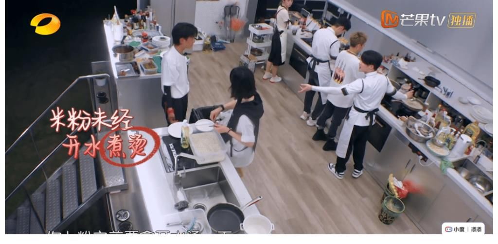 宁静|《中餐厅5》到底有多假?客人吃到生米线不吭声,赵丽颖反应得体