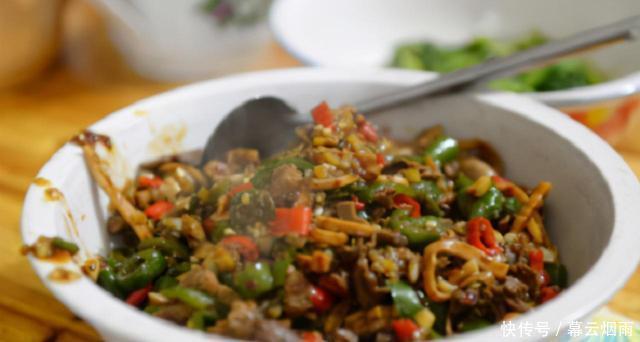 个菜|六十岁大妈开餐馆,翻来覆去就3个菜,每天生意爆满,全是回头客