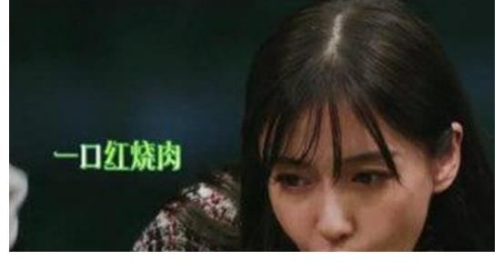 黄磊|黄晓明晒豪华晚餐,8盘菜中baby最爱红烧肉,儿子餐具显眼