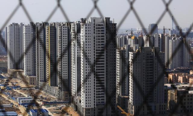 购房者|托底楼市,禁止低价甩卖2021年,购房者该不该“及时买房”