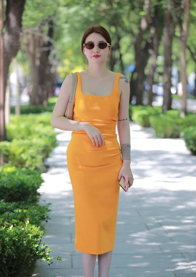 街拍,爱穿橙色连衣裙,彰显高雅气质,令人着迷