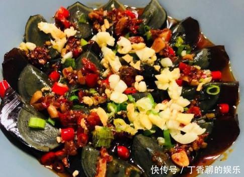 做凉拌皮蛋时,调料别弄错,有3种调料不可少,吃着不涩口香喷喷
